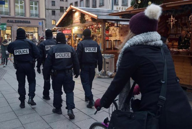 Dạo chợ Giáng sinh Strasbourg cùng... cảnh sát