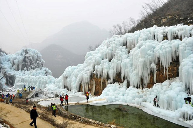  Đẹp mê hồn cảnh thác nước đóng băng ở Trung Quốc