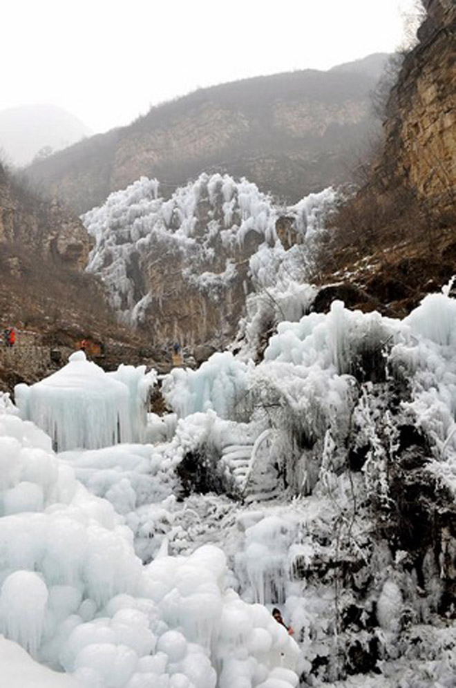 Đẹp mê hồn cảnh thác nước đóng băng ở Trung Quốc