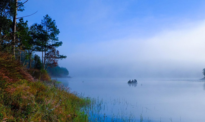 Vẻ mê hoặc của hồ Tuyền Lâm sáng sớm mùa đông