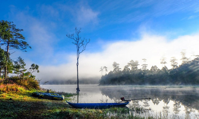 Vẻ mê hoặc của hồ Tuyền Lâm sáng sớm mùa đông