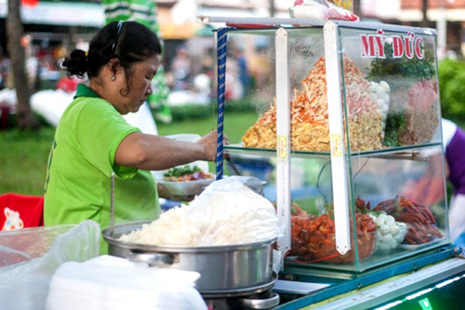 Thế giới đồ ăn vặt bên bến Ninh Kiều