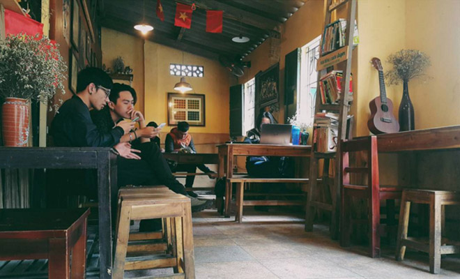 Nghỉ lễ ở Hà Nội, ngồi cà phê gợi nhớ thời bao cấp