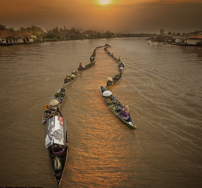 Khám phá chợ nổi trên sông ở Indonesia