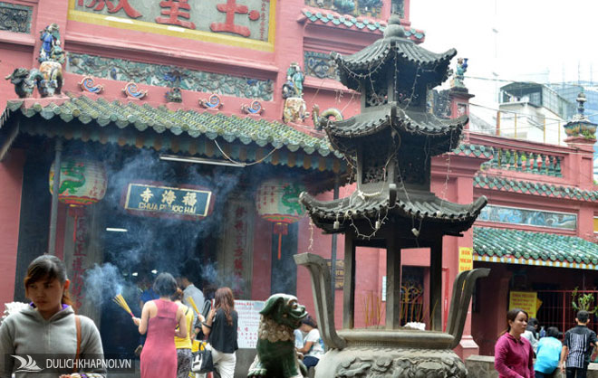 Khoảng sân với cảnh chùa Ngọc Hoàng là không gian để khách vãng cảnh, chụp ảnh lưu niệm