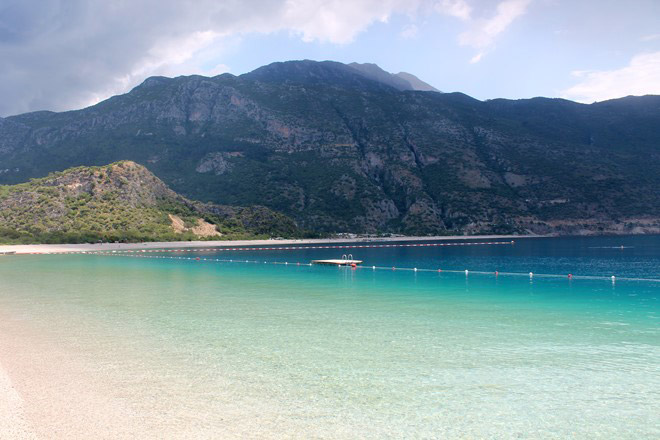 Bãi biển có nước xanh trong nhất thế giới