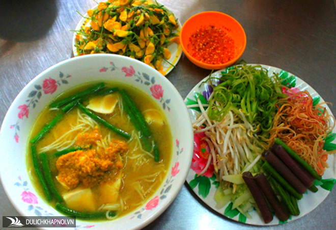 Những món ăn đường phố "ngon quên sầu" ở chợ hoa lớn nhất Sài Gòn