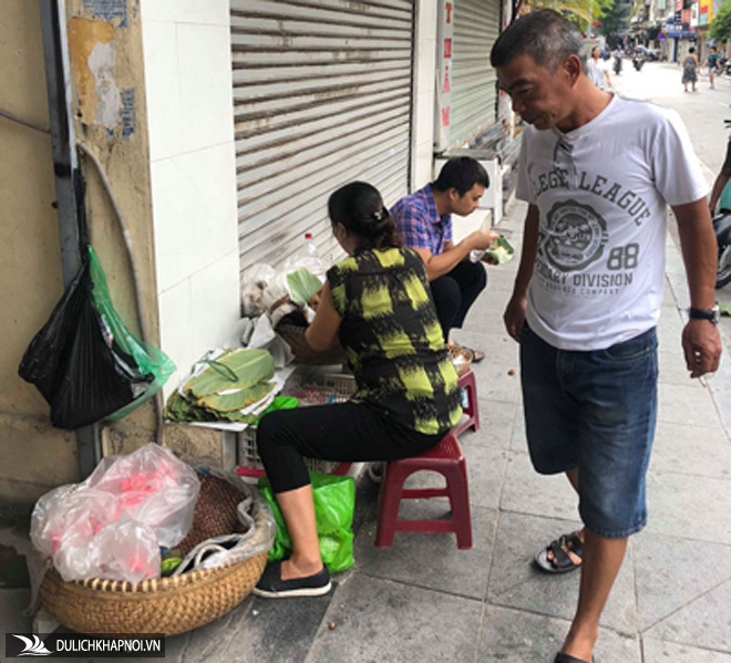 Quán xôi dừa hiếm hoi ở phố cổ Hà Nội