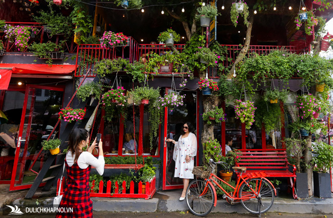 Quán cà phê ngập sắc hoa theo phong cách Pháp ở Sài Gòn