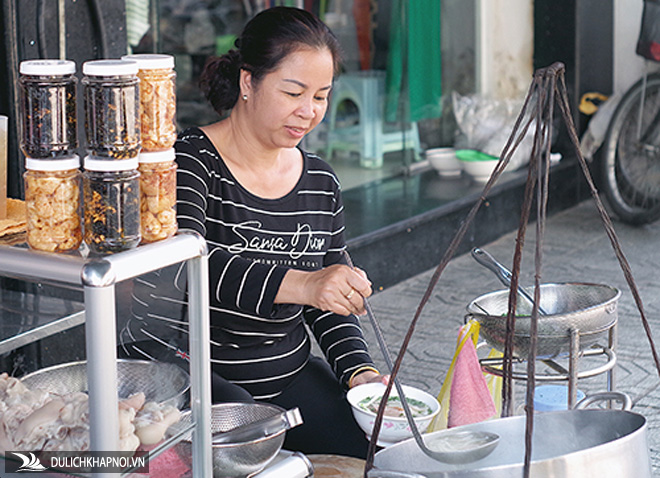 Hàng bánh canh bột gạo hơn 60 năm nằm gần chợ ở Sài Gòn