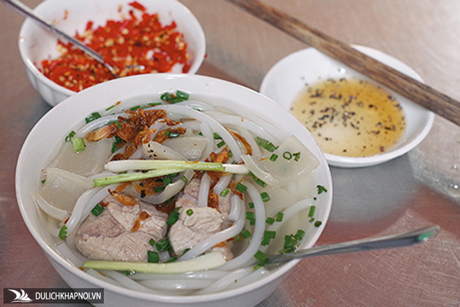 Hàng bánh canh bột gạo hơn 60 năm nằm gần chợ ở Sài Gòn