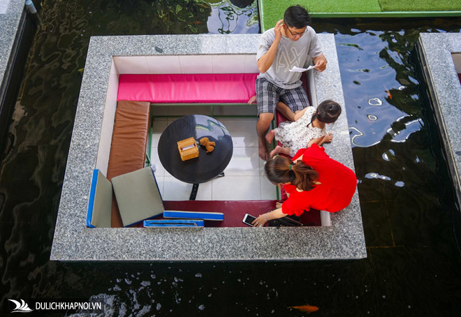 Quán cà phê cho khách ngồi dưới hồ cá ở Cần Thơ