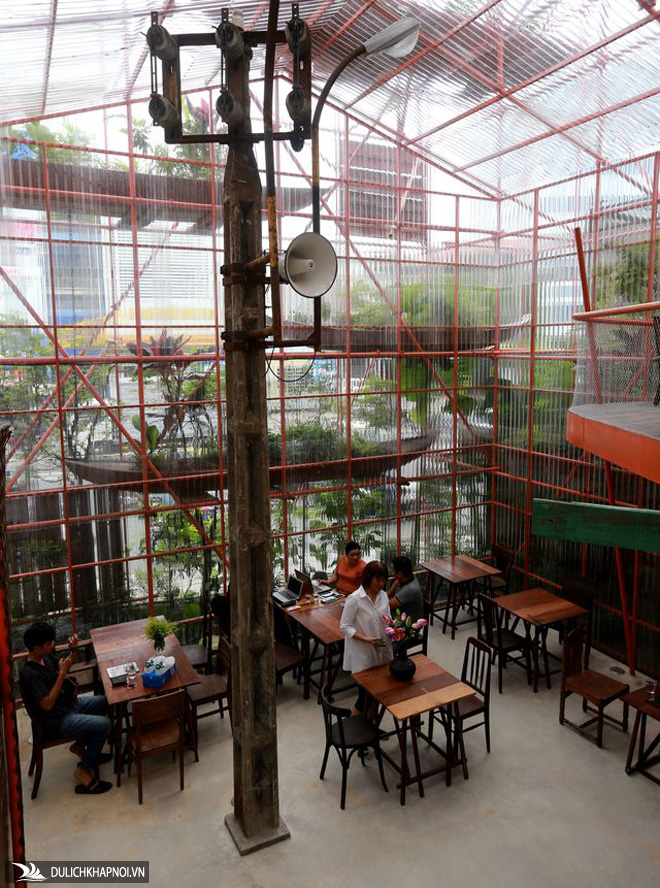 Độc lạ quán cà phê giàn giáo, khách tò mò ở Sài Gòn