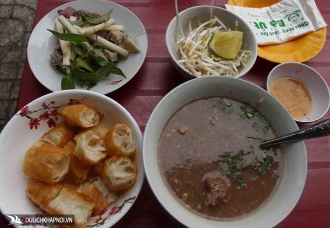 Bánh đúc, phở Lệ có thâm niên lâu đời, nổi tiếng ở Sài Gòn