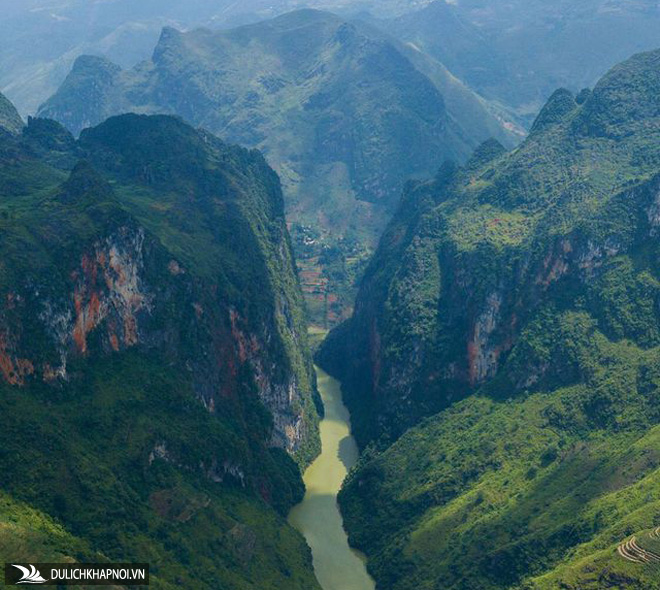 Sửng sốt trước vẻ đẹp của hẻm vực sâu nhất Đông Nam Á ở Hà Giang