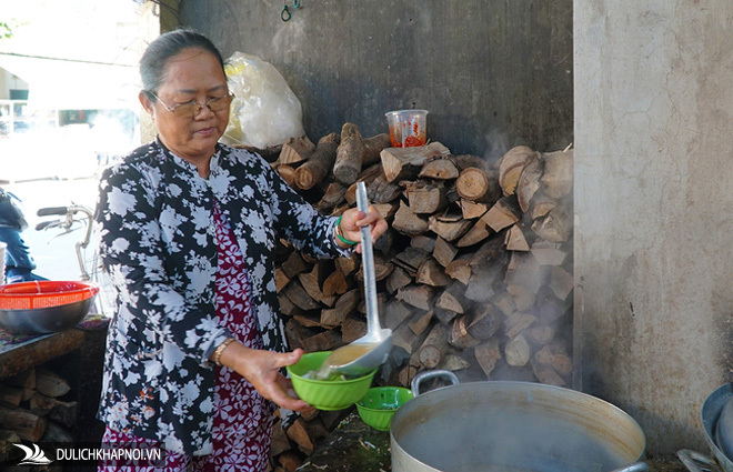 Quán bánh canh tự làm sợi hơn 30 năm ở Tri Tôn