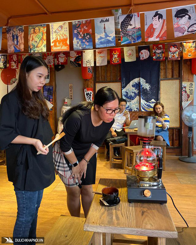 Quán cà phê kiểu Nhật cho khách tự pha chế như trong phòng thí nghiệm