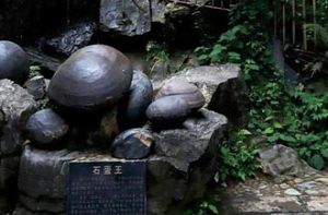Bí ẩn vách đá 'đẻ ra trứng' ở Trung Quốc
