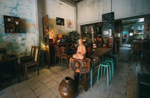 Quán cà phê như ngôi nhà xưa ở Sài Gòn