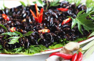 Dế xào sả ớt - món ăn níu chân du khách ở Lâm Đồng