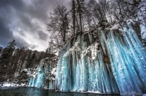 Thác nước đóng băng đẹp mê hồn tại Croatia