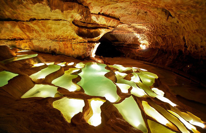 Vẻ đẹp tuyệt mỹ của hồ trong hang động ở Pháp