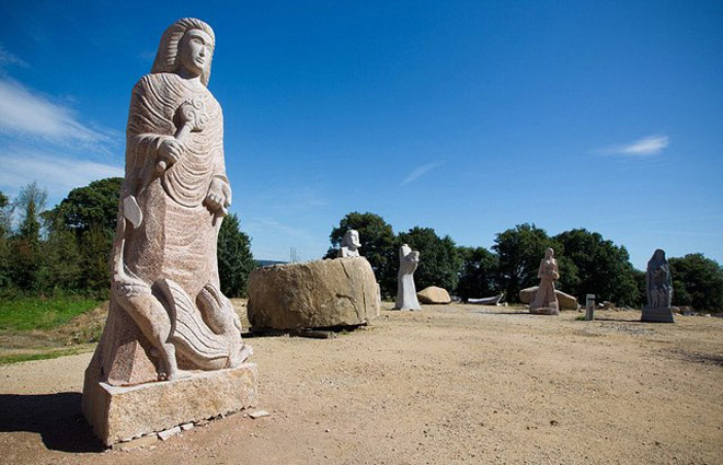 Thung lũng Thánh thần với 1.000 tượng đá kì vĩ ở Pháp