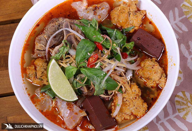 Những món ăn bán đầy vỉa hè Việt bất ngờ "nổi danh" trên báo Tây