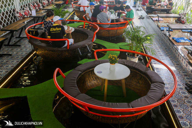 Quán cà phê cho khách ngồi trong thuyền thúng ở Sài Gòn