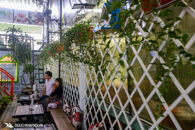 Quán cà phê cho khách ngồi trong thuyền thúng ở Sài Gòn