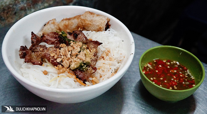 5 hàng bún thịt nướng luôn tấp nập khách ở Sài Gòn