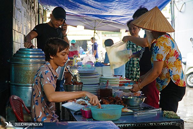 Quán cơm tấm 30 năm đông khách trong hẻm nhỏ Sài Gòn