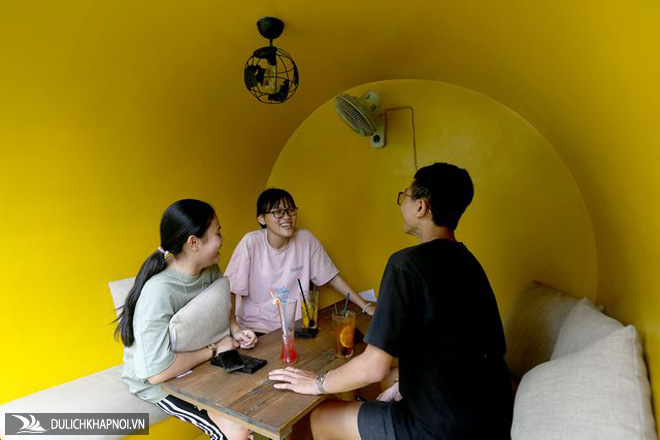 Quán cà phê ở Sài Gòn cho khách "chui" vào ống cống