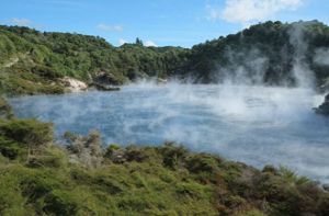 Bí ẩn hồ nước nóng như chảo chiên ở New Zealand