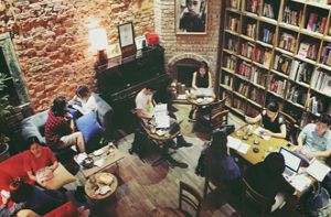 Cuối tuần trốn ồn ào ở 4 quán cà phê sách phong cách