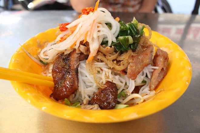 Gánh bún bì đông khách chợ Bàn Cờ Gánh bún bì đông khách chợ Bàn Cờ