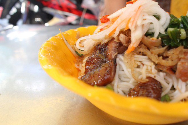 Gánh bún bì đông khách chợ Bàn Cờ Gánh bún bì đông khách chợ Bàn Cờ