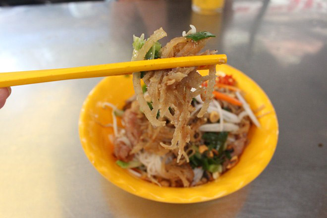 Gánh bún bì đông khách chợ Bàn Cờ Gánh bún bì đông khách chợ Bàn Cờ