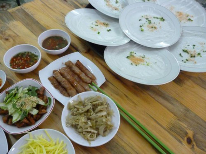 Bún đỏ và bánh ướt thịt nướng Ban Mê Bún đỏ và bánh ướt thịt nướng Ban Mê