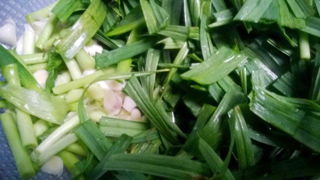 Ấm nồng thịt xào tỏi ta ngày đông Ấm nồng thịt xào tỏi ta ngày đông