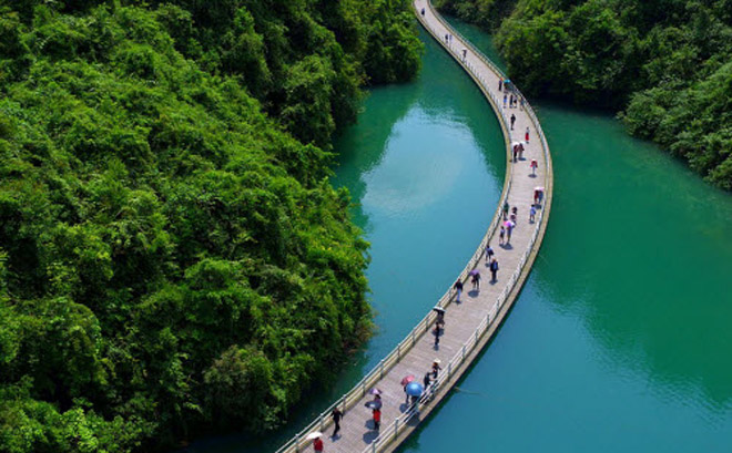 Lối đi bộ giữa sông đẹp chưa từng thấy ở TQ Lối đi bộ giữa sông đẹp chưa từng thấy ở TQ