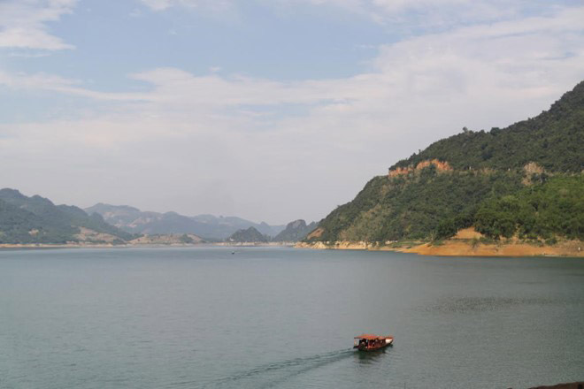 Du ngoạn giữa lòng hồ Hòa Bình Du ngoạn giữa lòng hồ Hòa Bình