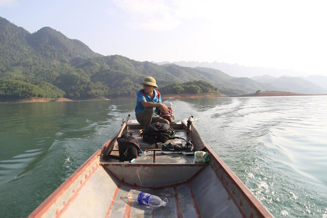 Du ngoạn giữa lòng hồ Hòa Bình Du ngoạn giữa lòng hồ Hòa Bình