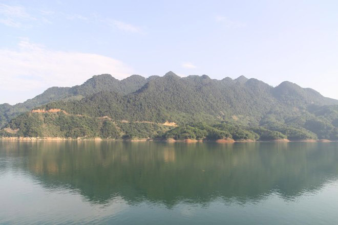 Du ngoạn giữa lòng hồ Hòa Bình Du ngoạn giữa lòng hồ Hòa Bình