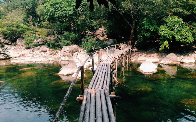 Suối Nước Moọc đẹp như tiên cảnh ở Quảng Bình Suối Nước Moọc đẹp như tiên cảnh ở Quảng Bình