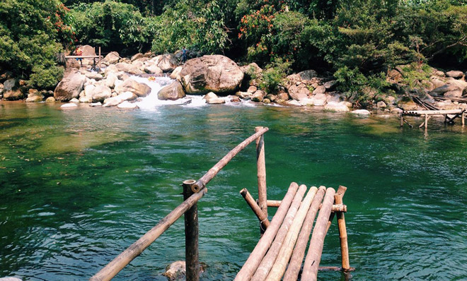 Suối Nước Moọc đẹp như tiên cảnh ở Quảng Bình Suối Nước Moọc đẹp như tiên cảnh ở Quảng Bình