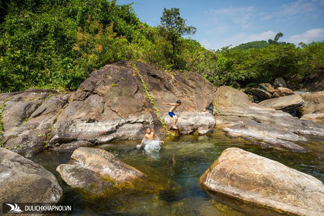 Khám phá suối "Lỡm ngỡm" thượng nguồn núi Chúa - Ảnh 7 Khám phá suối "Lỡm ngỡm" thượng nguồn núi Chúa
