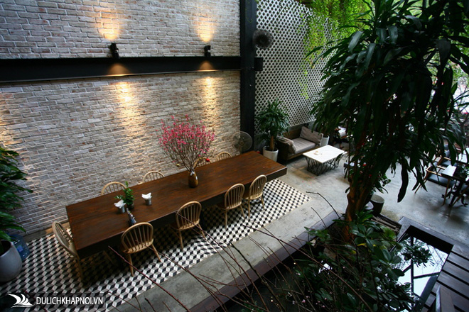 Quán cà phê xanh trong căn biệt thự liền kề - Ảnh 4 Quán cà phê xanh trong căn biệt thự liền kề