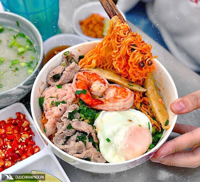 Mì trộn muối ớt và những món hút tín đồ ăn cay ở TP.HCM - Ảnh 1 Mì trộn muối ớt và những món hút tín đồ ăn cay ở TP.HCM