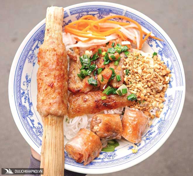Bún nem nướng mía và 3 đặc sản sợi hút khách ở TP.HCM - Ảnh 1 Bún nem nướng mía và 3 đặc sản sợi hút khách ở TP.HCM